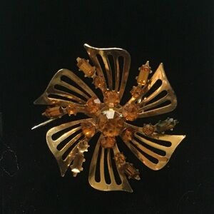 Beautiful vintage pin/brooch with amber colored stones and gold color